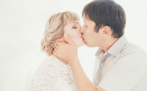 夫妻生活中应该怎么样接吻？